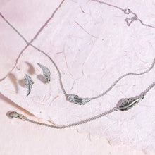 Load image into Gallery viewer, Feather Wisp Necklet