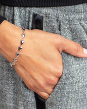 Load image into Gallery viewer, Desire Kiss Linking Hearts Bracelet
