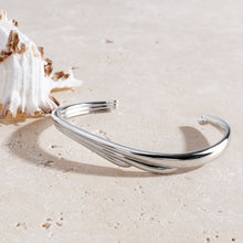 Load image into Gallery viewer, Océane Shell Wave Bangle
