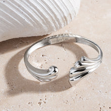 Load image into Gallery viewer, Océane Shell Echo Grande Hinged Bangle
