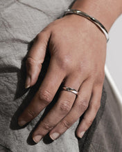 Load image into Gallery viewer, Glint Geo Hinged Bangle
