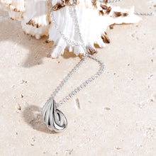 Load image into Gallery viewer, Océane Shell Wave Necklace
